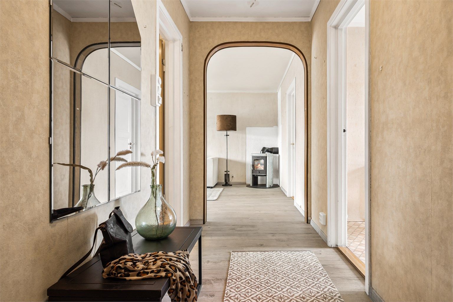 Den buede åpningen fra entréen skaper en elegant overgang til stuen.