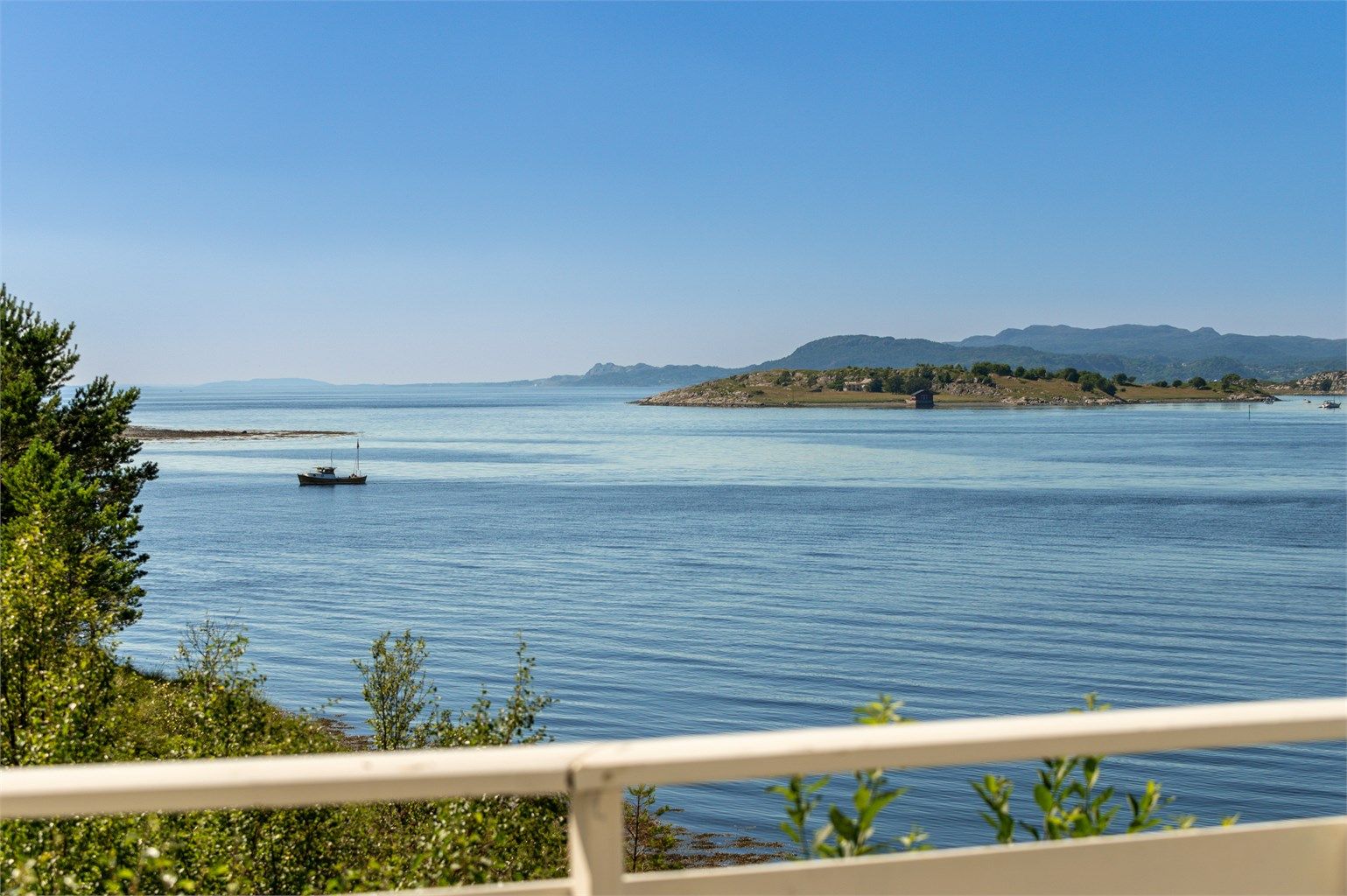 Terrassen omkranser nesten 3/4 deler av hytta. 