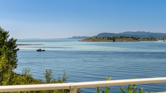 Terrassen omkranser nesten 3/4 deler av hytta.