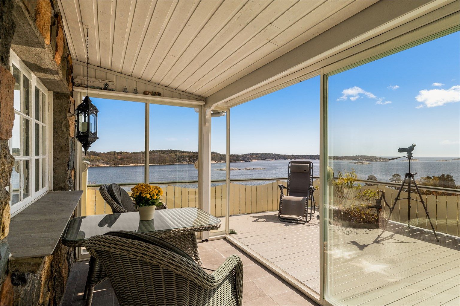 Den innglassede terrassen fungerer som en lun utestue, uansett vær og vind. Ypperlig for å kunne nyte utsikten også i ruskete vær.