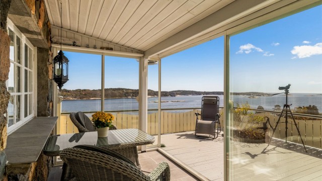 Den innglassede terrassen fungerer som en lun utestue, uansett vær og vind. Ypperlig for å kunne nyte utsikten også i ruskete vær.