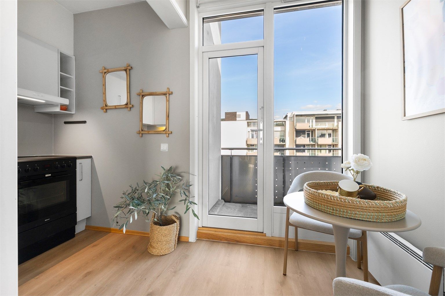 Kjøkkenet har utgang til leilighetens andre balkong på 4 m².