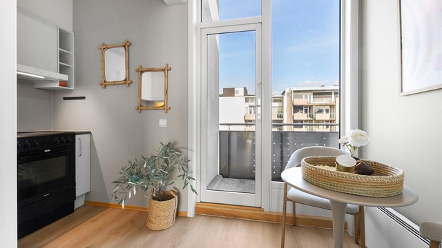 Kjøkkenet har utgang til leilighetens andre balkong på 4 m².