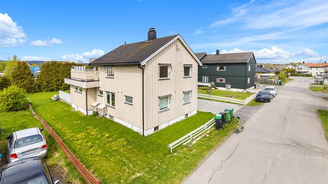 Eiendommen ligger i et rolig nabolag med lite gjennomgangstrafikk.