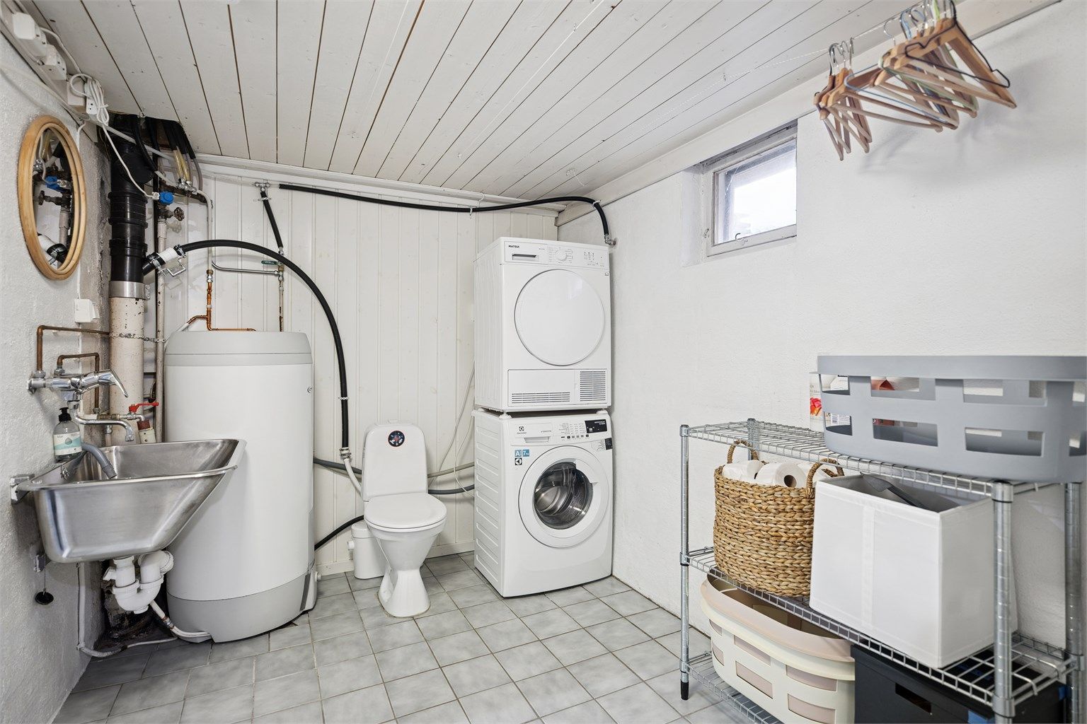 Her finnes det også eget vaskerom som også fungerer som et sekundær bad. (Ikke godkjent/omsøkt til varig opphold)