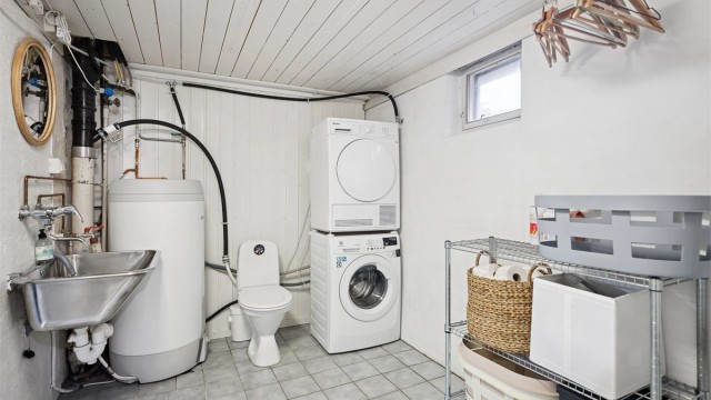 Her finnes det også eget vaskerom som også fungerer som et sekundær bad. (Ikke godkjent/omsøkt til varig opphold)