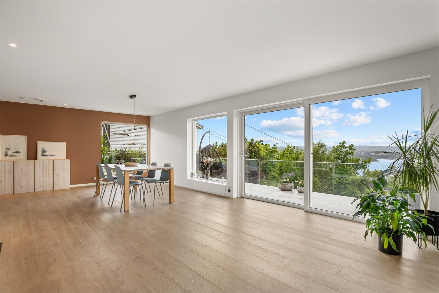 Stuen er meget romslig med god plass til spisegruppe med tilhørende møblement. Her har du god plass til å invitere både familie og venner. Videre er det utgang til terrase. 