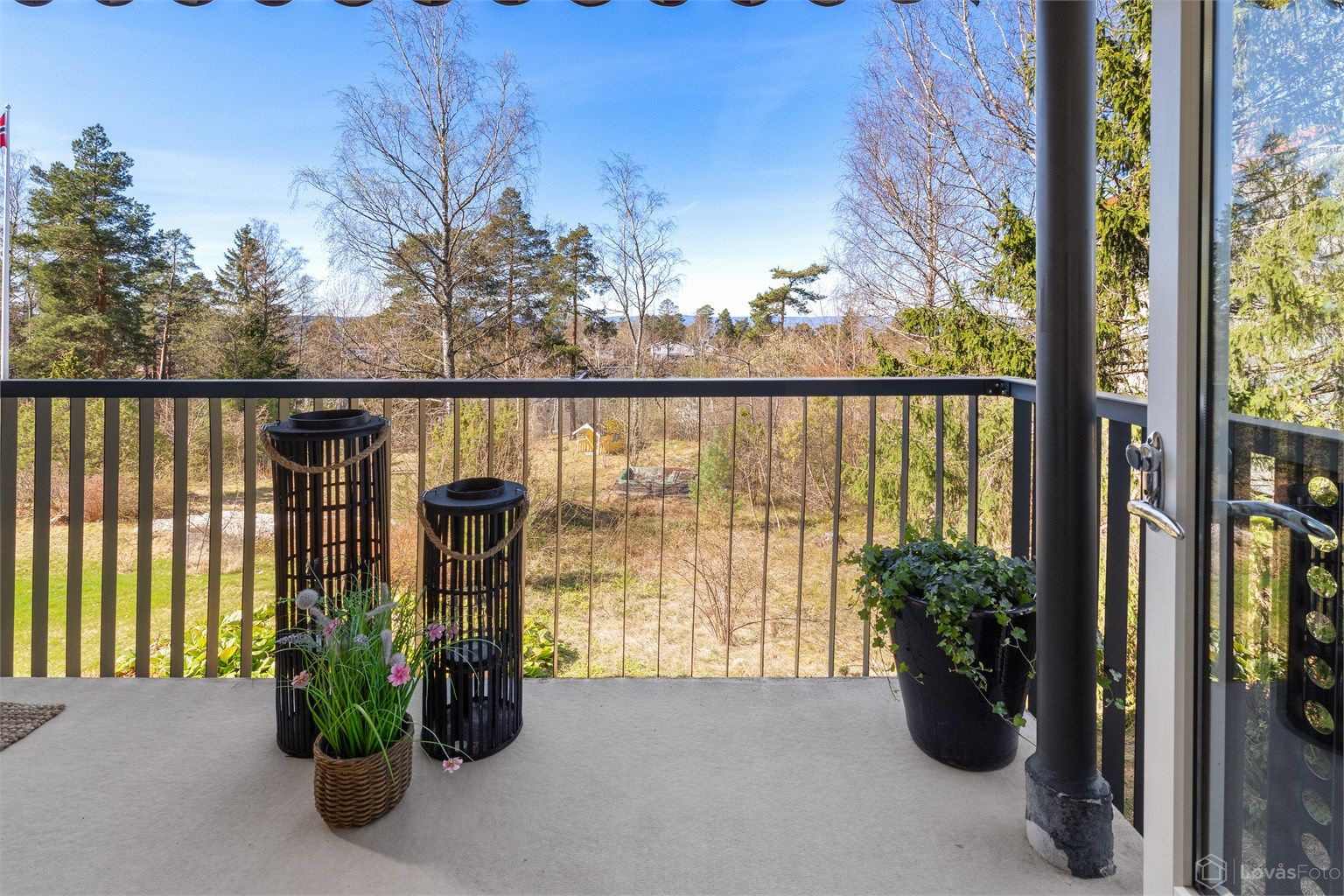 Direkte utgang fra stuen til balkongen visker ut skillet mellom inne og ute