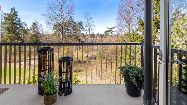 Direkte utgang fra stuen til balkongen visker ut skillet mellom inne og ute