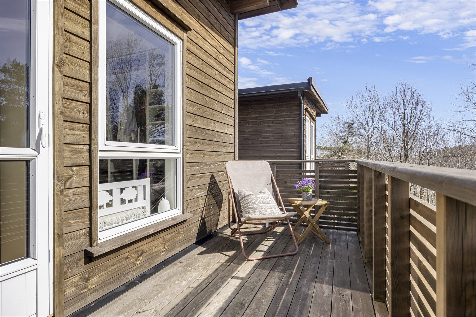 Balkongen på 6 m² har utgang fra stuen i andre etasje.