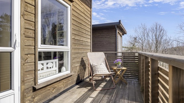 Balkongen på 6 m² har utgang fra stuen i andre etasje.