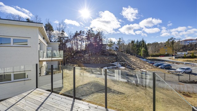 Her har man sol fra midt på dagen til ca. kl. 21:00 midtsommers. Det er formiddagssol ved inngangspartiet.