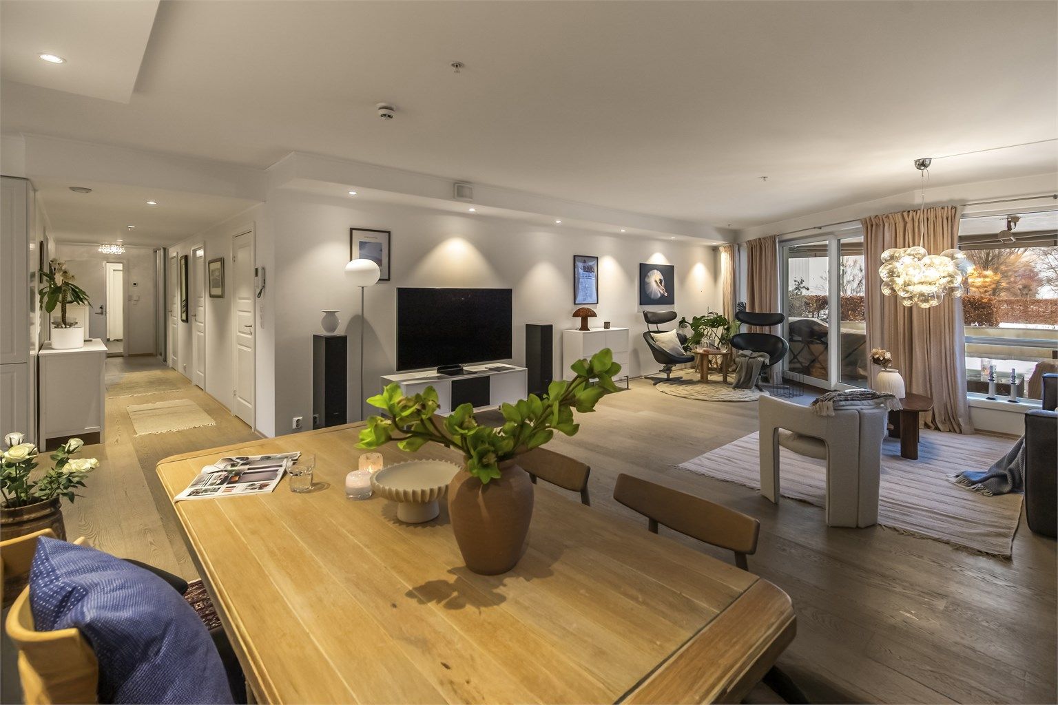 Leiligheten er delikat og tidløst innredet med lysmalte overflater, eikeparkett på gulv og flislagte bad/vaskerom