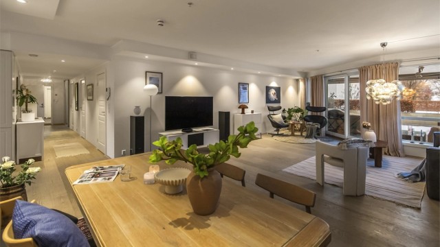 Leiligheten er delikat og tidløst innredet med lysmalte overflater, eikeparkett på gulv og flislagte bad/vaskerom