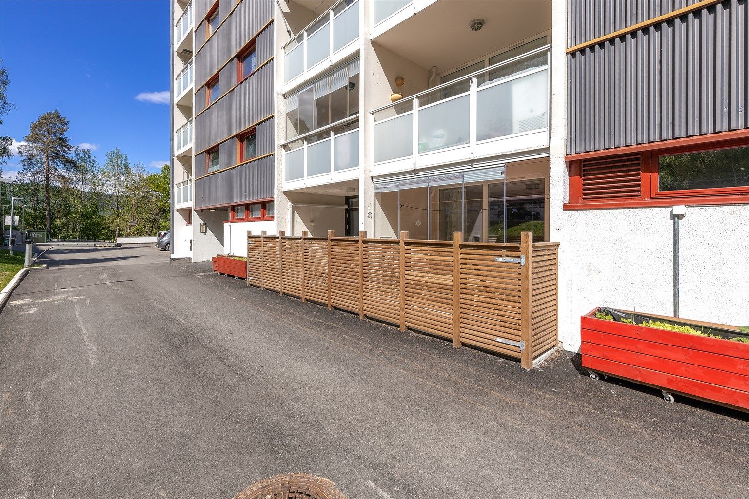 Praktisk innglasset balkong, med en mindre terrasse på 3 kvm utenfor. Her kan man nyte solen, og bevege seg fritt ut og inn via port i gjerdet/rekkverket foran terrassen.