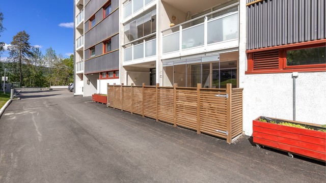 Praktisk innglasset balkong, med en mindre terrasse på 3 kvm utenfor. Her kan man nyte solen, og bevege seg fritt ut og inn via port i gjerdet/rekkverket foran terrassen.