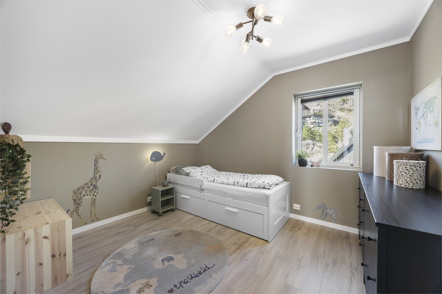 Soverommene på loftet har god plass til både seng og oppbevaring.