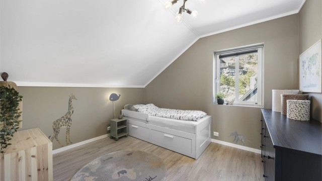 Soverommene på loftet har god plass til både seng og oppbevaring.