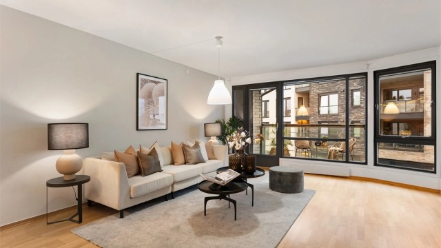 Velkommen til Bekkestuveien 33 på Bekkestua - En stor og gjennomgående 3-roms leilighet med heis, balkong og garasje. FOTOFIRMA: zovenfra.no