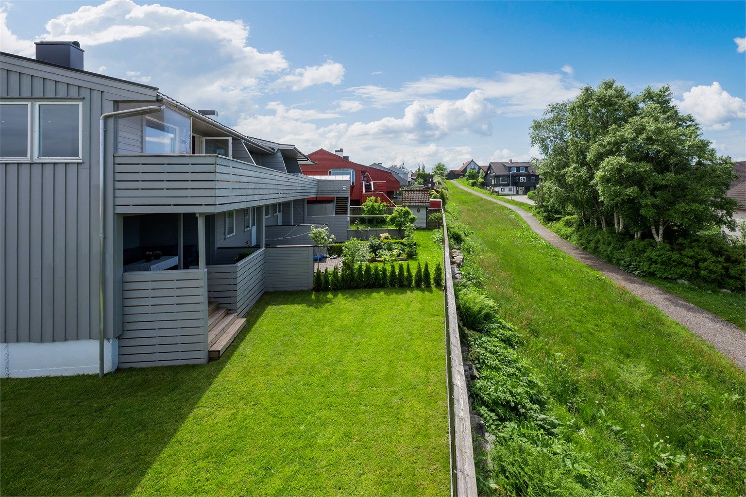 Flott opparbeidet hjørnetomt med stor og fin hage, samt 2 terrasser. 