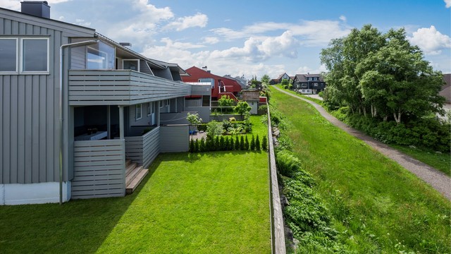 Flott opparbeidet hjørnetomt med stor og fin hage, samt 2 terrasser.