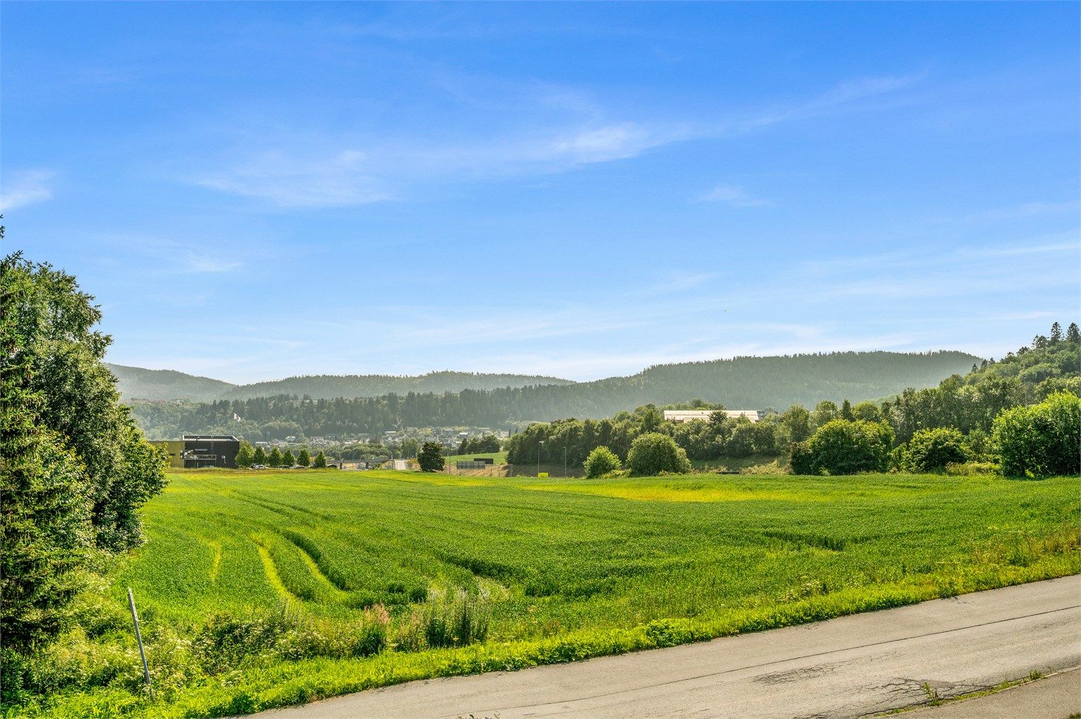 Ranheim er en bydel beliggende øst for Trondheim sentrum. Her bor du tilbaketrukket og landlig, og samtidig kun en kort kjøretur unna byen. Nærheten til fjæra og sjøen gjør sitt til at Ranheim er et svært hyggelig og populært boområde. 