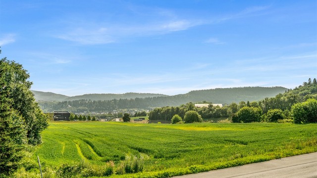 Ranheim er en bydel beliggende øst for Trondheim sentrum. Her bor du tilbaketrukket og landlig, og samtidig kun en kort kjøretur unna byen. Nærheten til fjæra og sjøen gjør sitt til at Ranheim er et svært hyggelig og populært boområde.