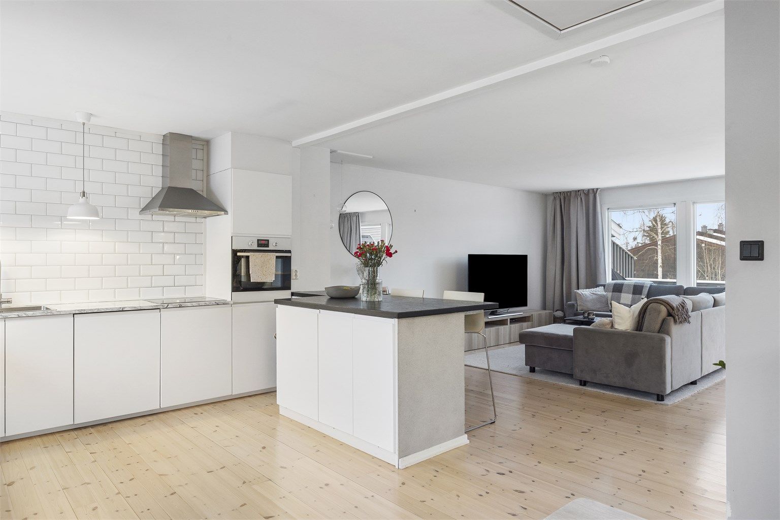 Praktisk kjøkkenøy med spiseplass. 