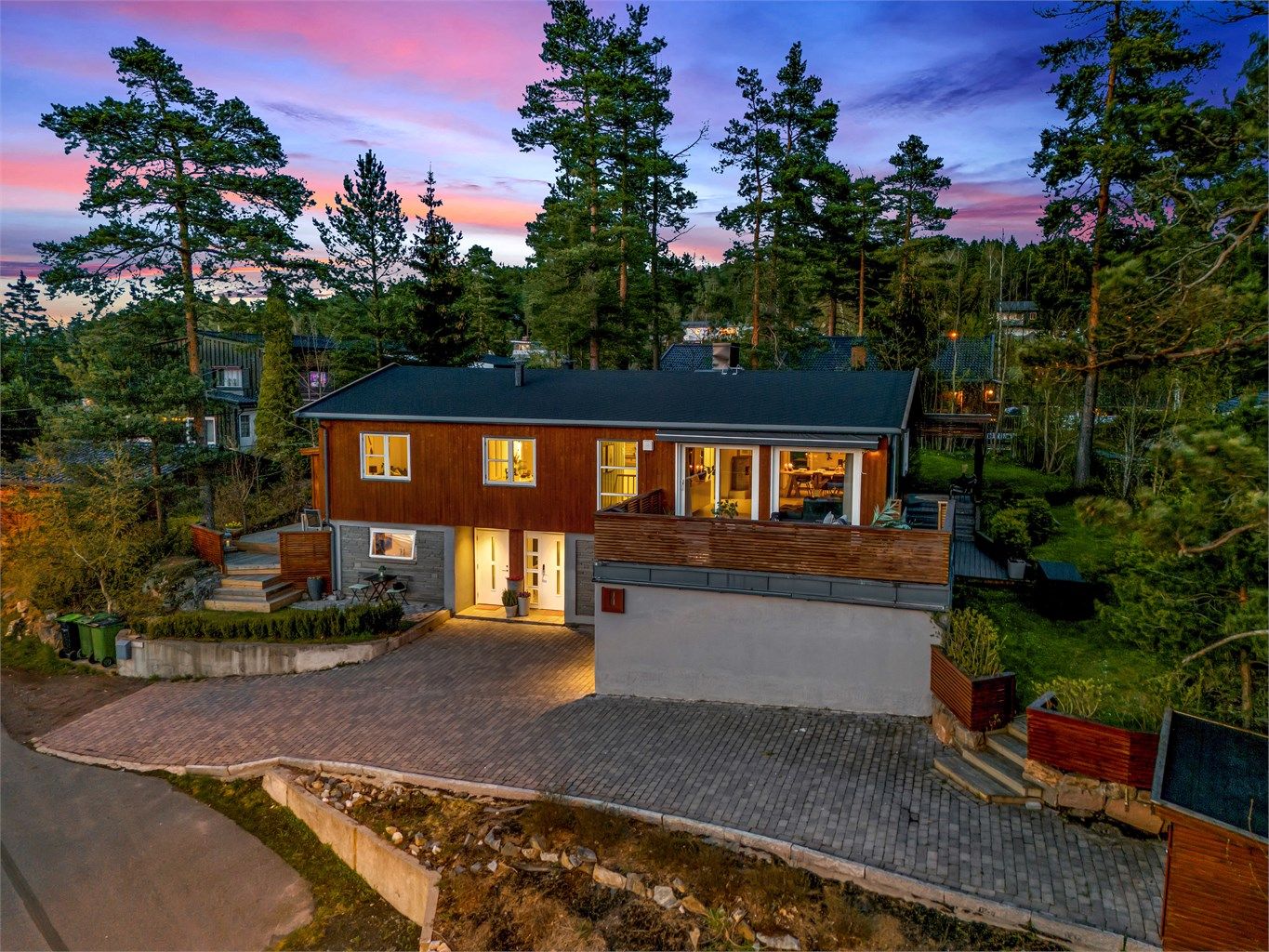 Eiendomsmegler Krogsveen v/ Marius Løkken ønsker deg velkommen til Sætervegen 8, et pent og innholdsrik familiehus med garasje i et barnevennlig område. 