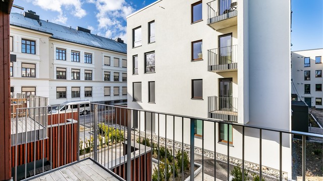 Balkongen er på ca. 3 kvm. og rammet inn av rekkverk som ikke stenger solen ute.