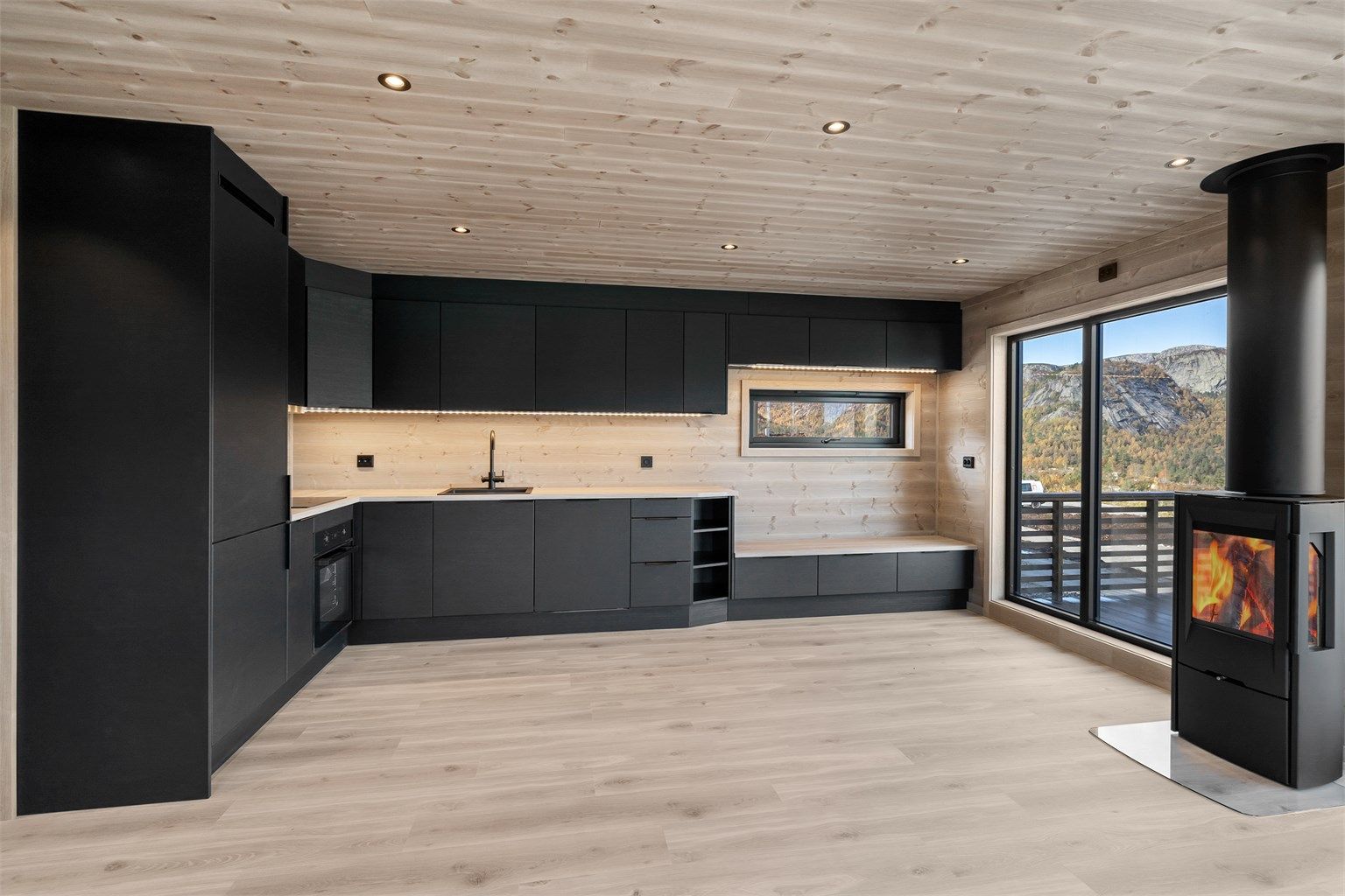 Kjøkkenet er meget godt utnyttet og det er laget en benk med både oppbevaring og mulighet for å benytte denne til sitteplass. 