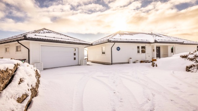 - Garasjen er på 52 kvm og har plass til to biler. I tillegg er det en god verkstedsbod i bakkant av garasjen. -