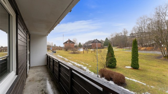 Sameiet har fine grøntarealer med lekeplass og fotballbane for barna.