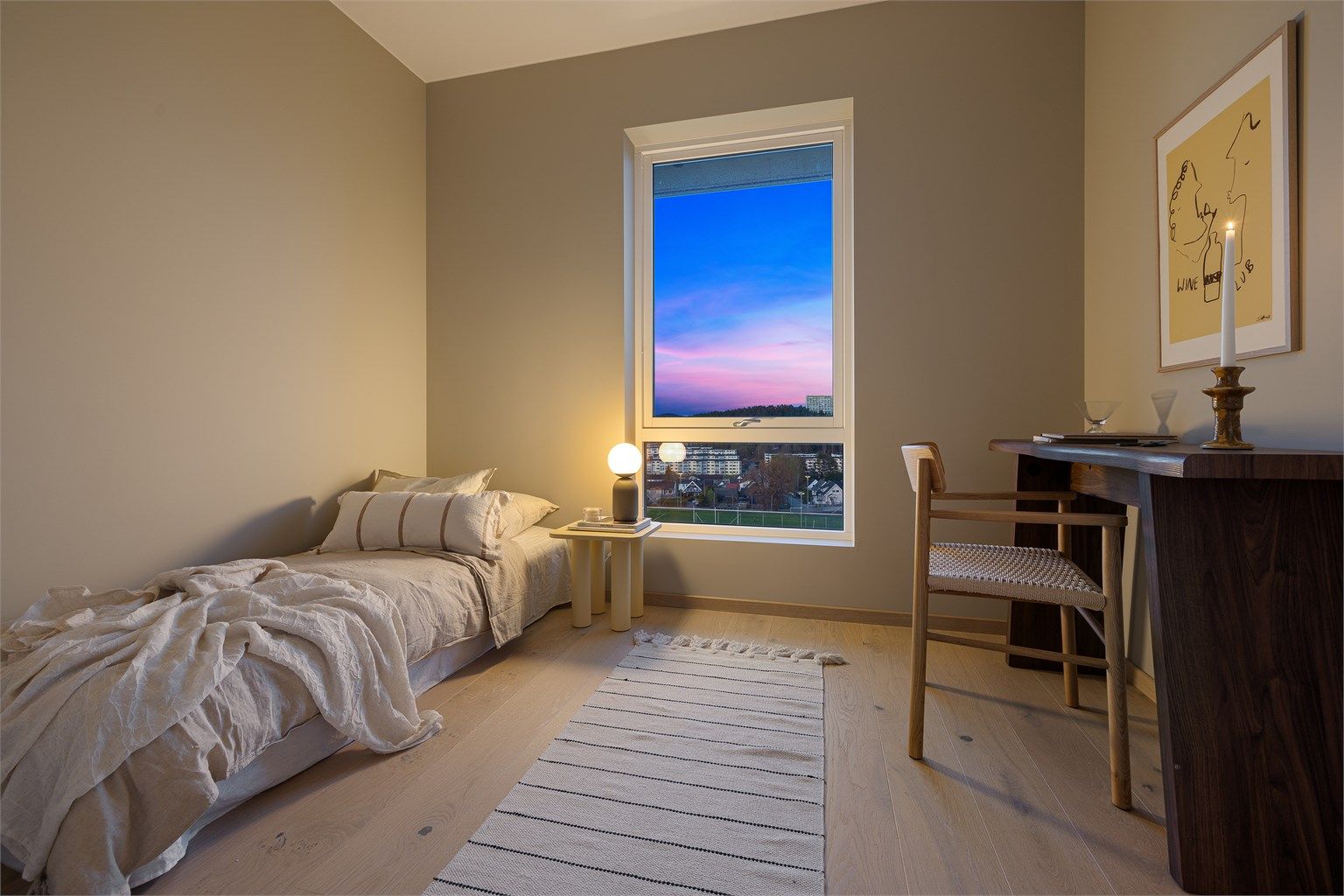 Leilighetens andre soverom har plass til seng og tilhørende møblement.