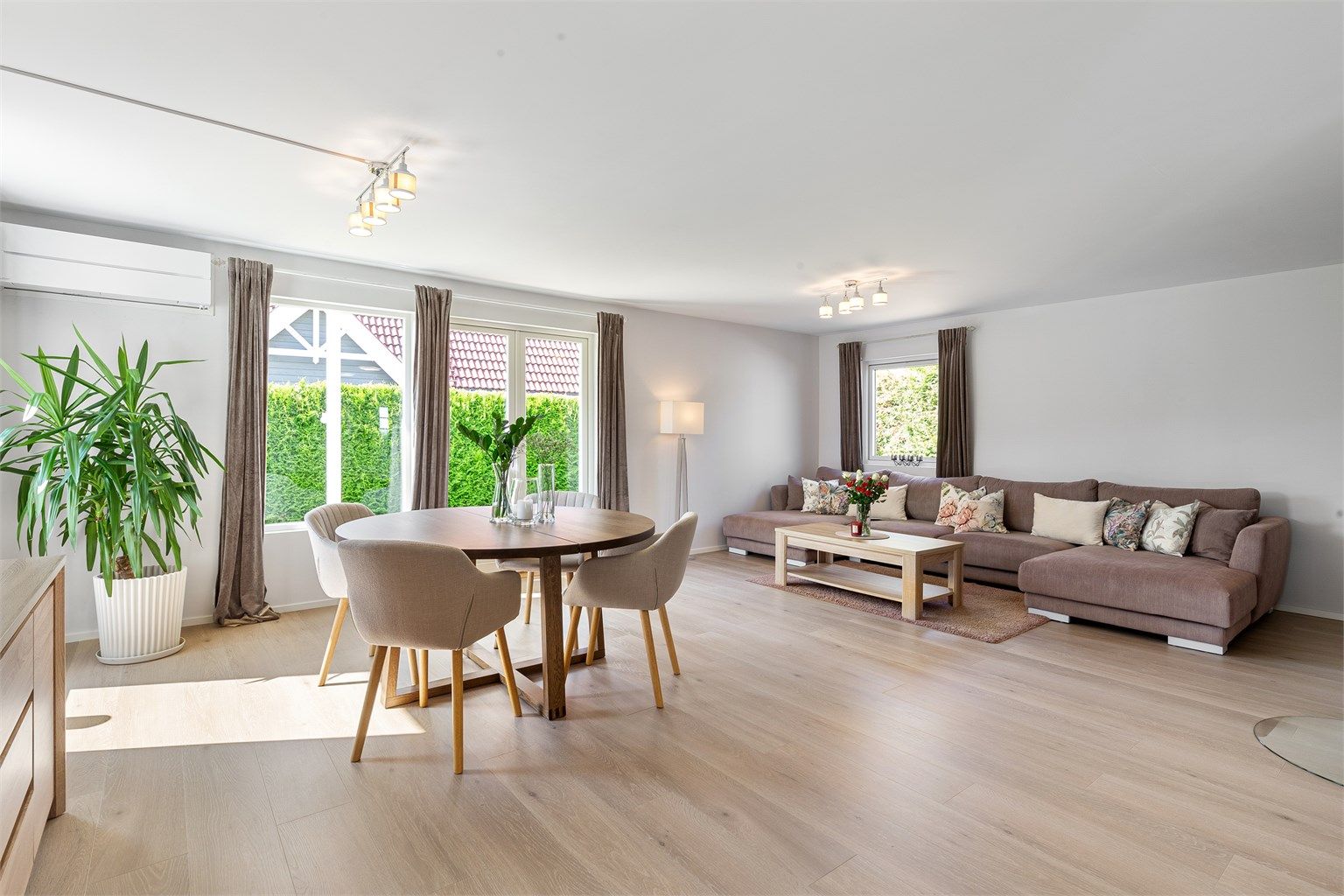 Innvendig overflateoppusset i lys og stilren utførelse i 2022-2024