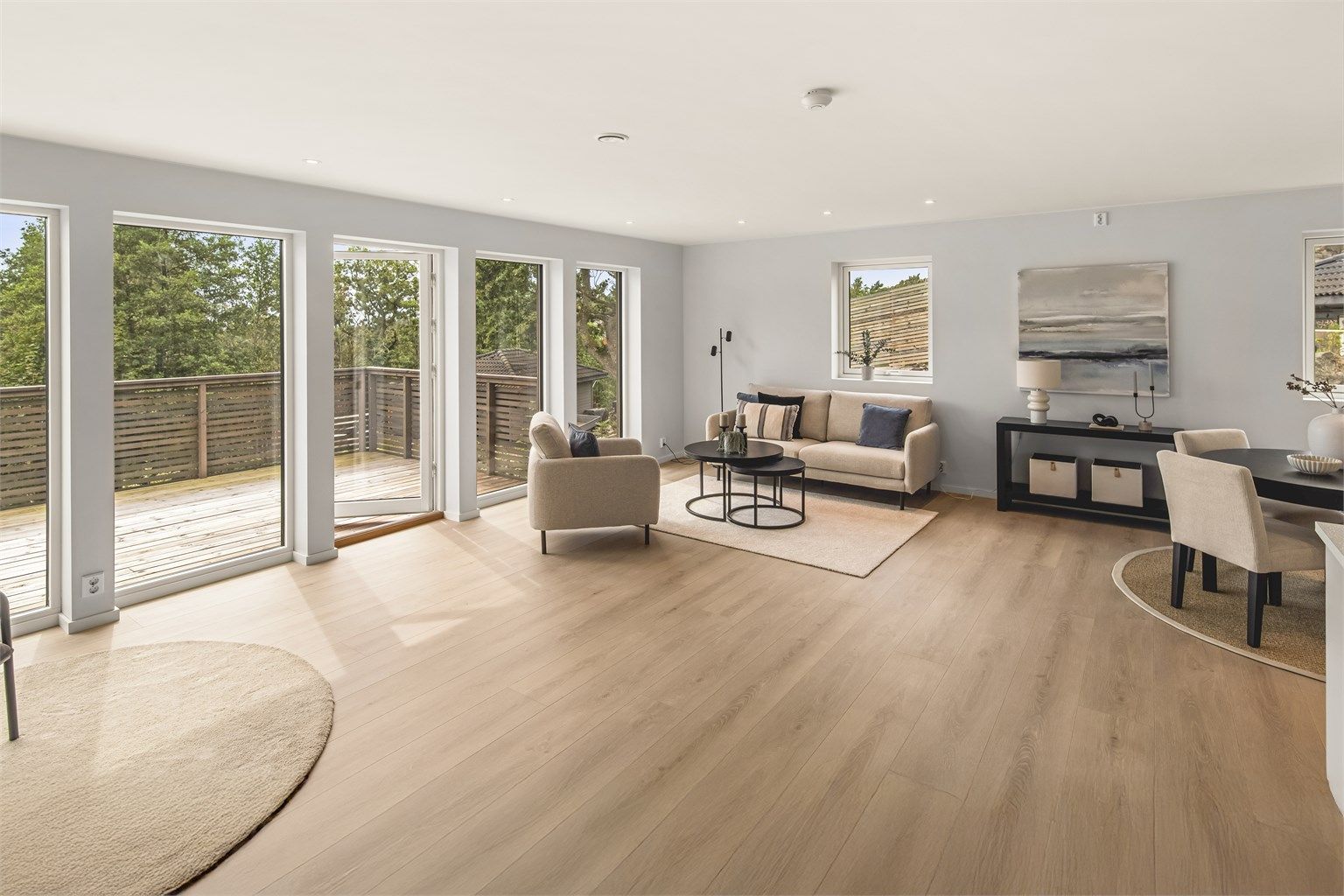 Det er tilrettelagt med pipeløp, så dersom det er ønske om ildsted kan dette monteres.  Det er lagt opp kurs til varmepumpe samt utvendig stikk på byggets vestvegg.