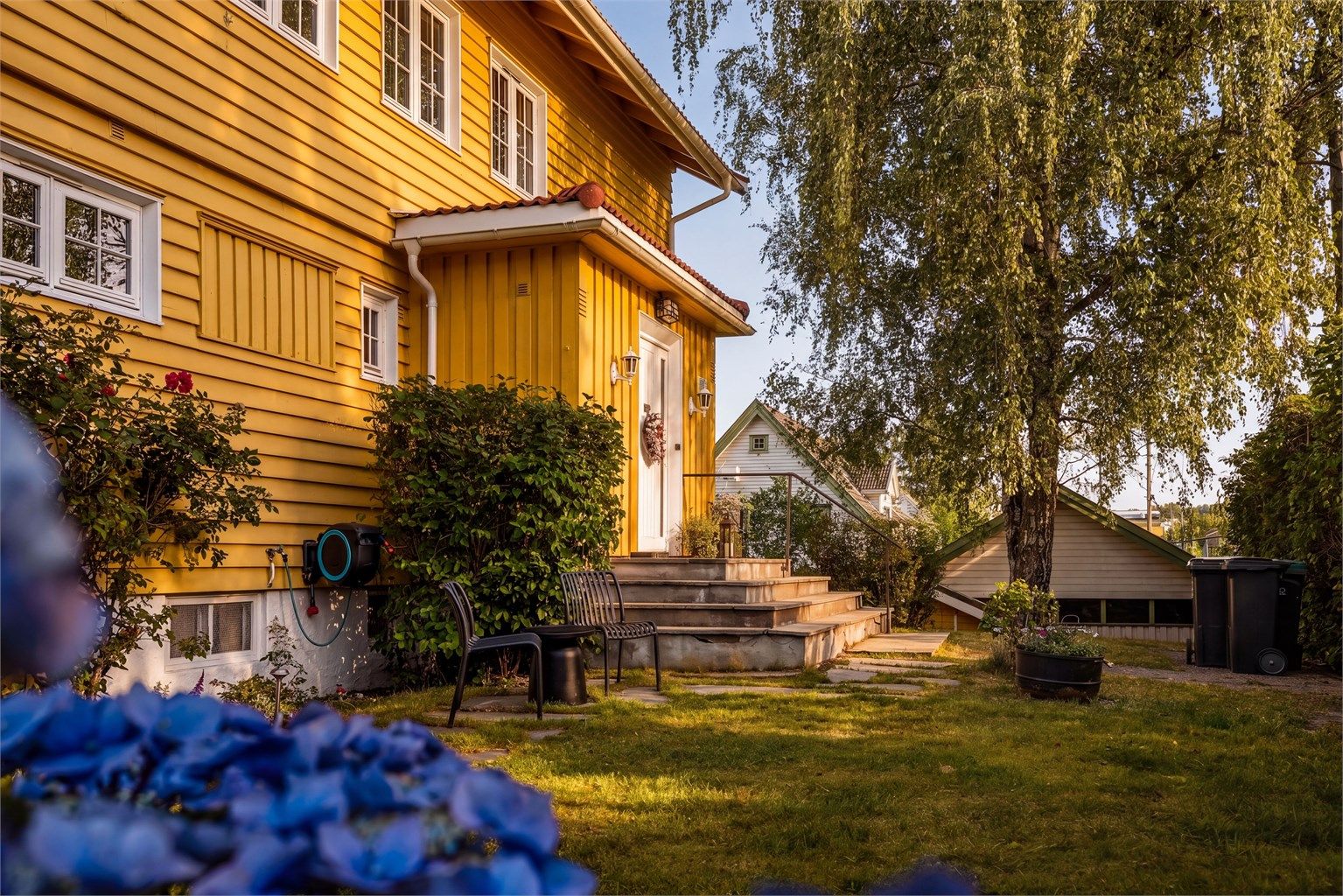 Her får du morgensolen ved inngangspartiet og kveldssol i hagen og på veranda og terrasse, i følge selger. 