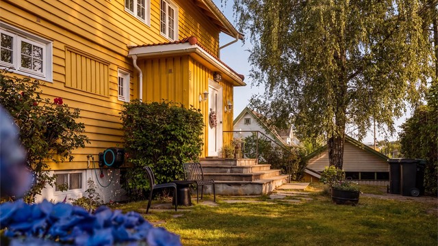 Her får du morgensolen ved inngangspartiet og kveldssol i hagen og på veranda og terrasse, i følge selger.