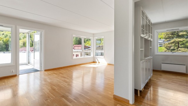 I første etasjen finner du hall/entré, stue med spisestue, kjøkken, baderom, soverom og bod i 1. etasje