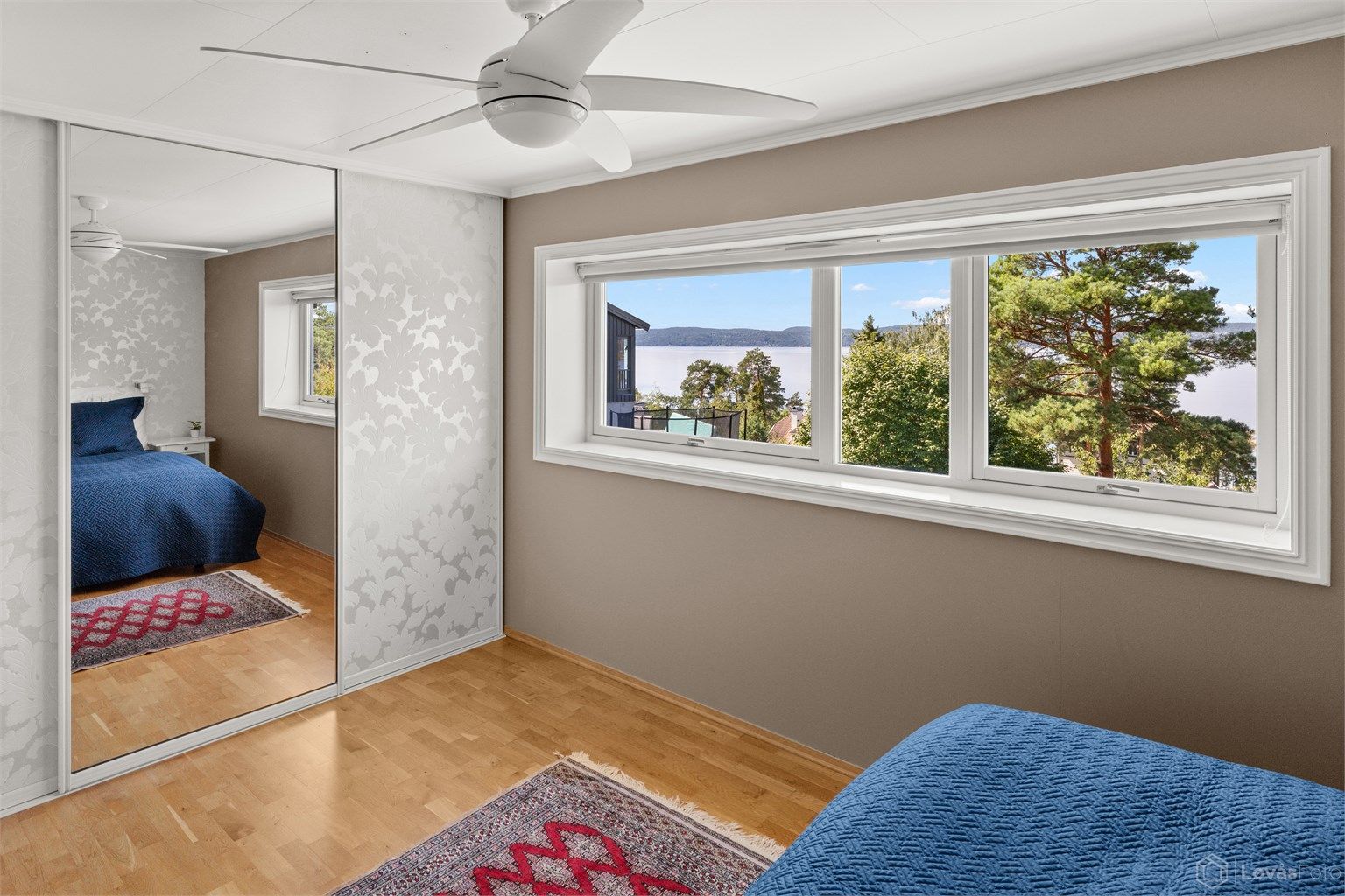 Soverom 2 med skyvedørsgarderobe