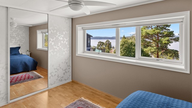 Soverom 2 med skyvedørsgarderobe