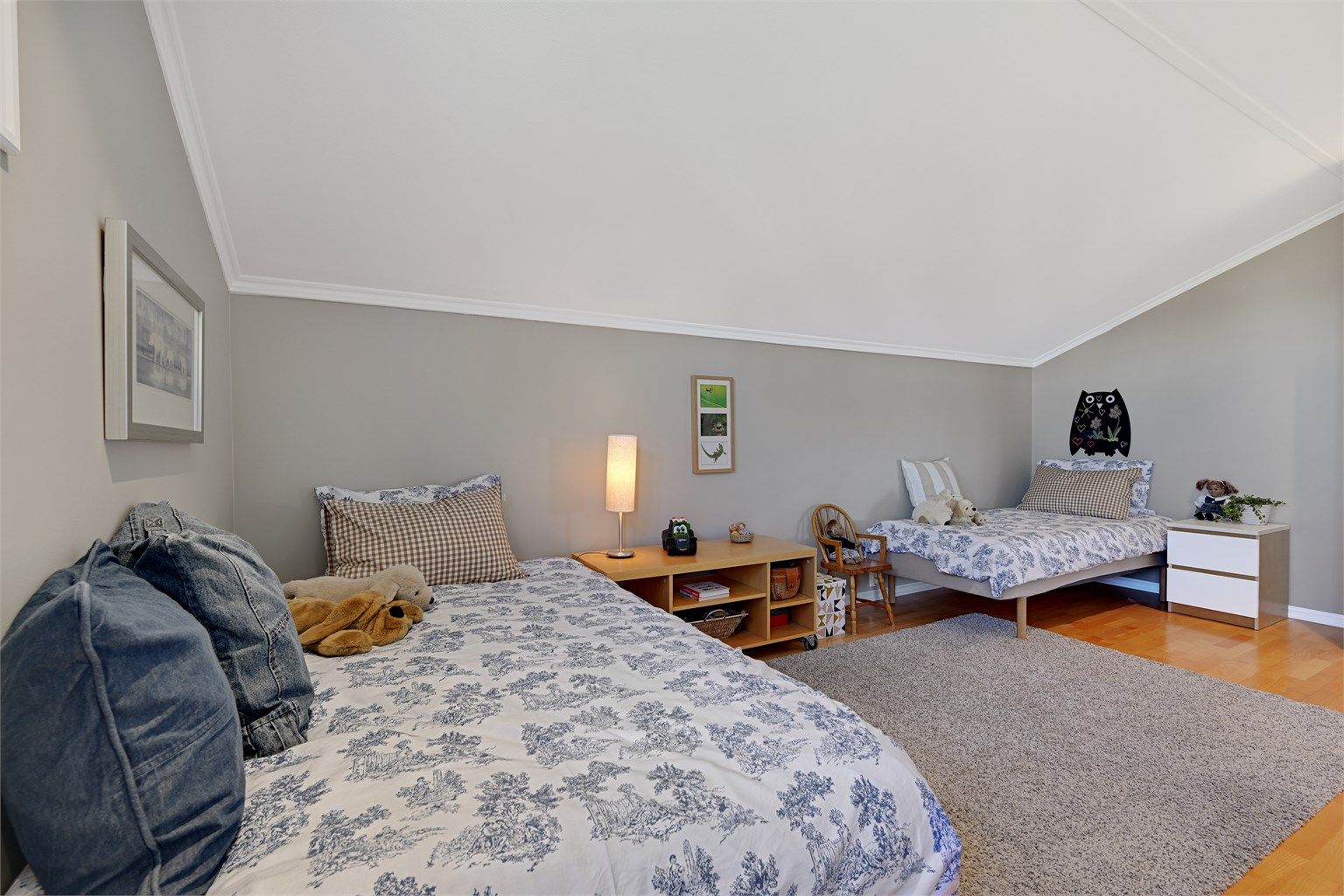 Et romslig soverom som gir plass til flere sengeplasser.