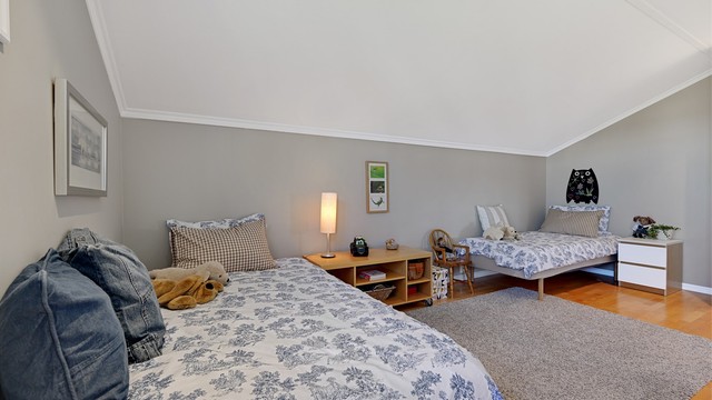 Et romslig soverom som gir plass til flere sengeplasser.