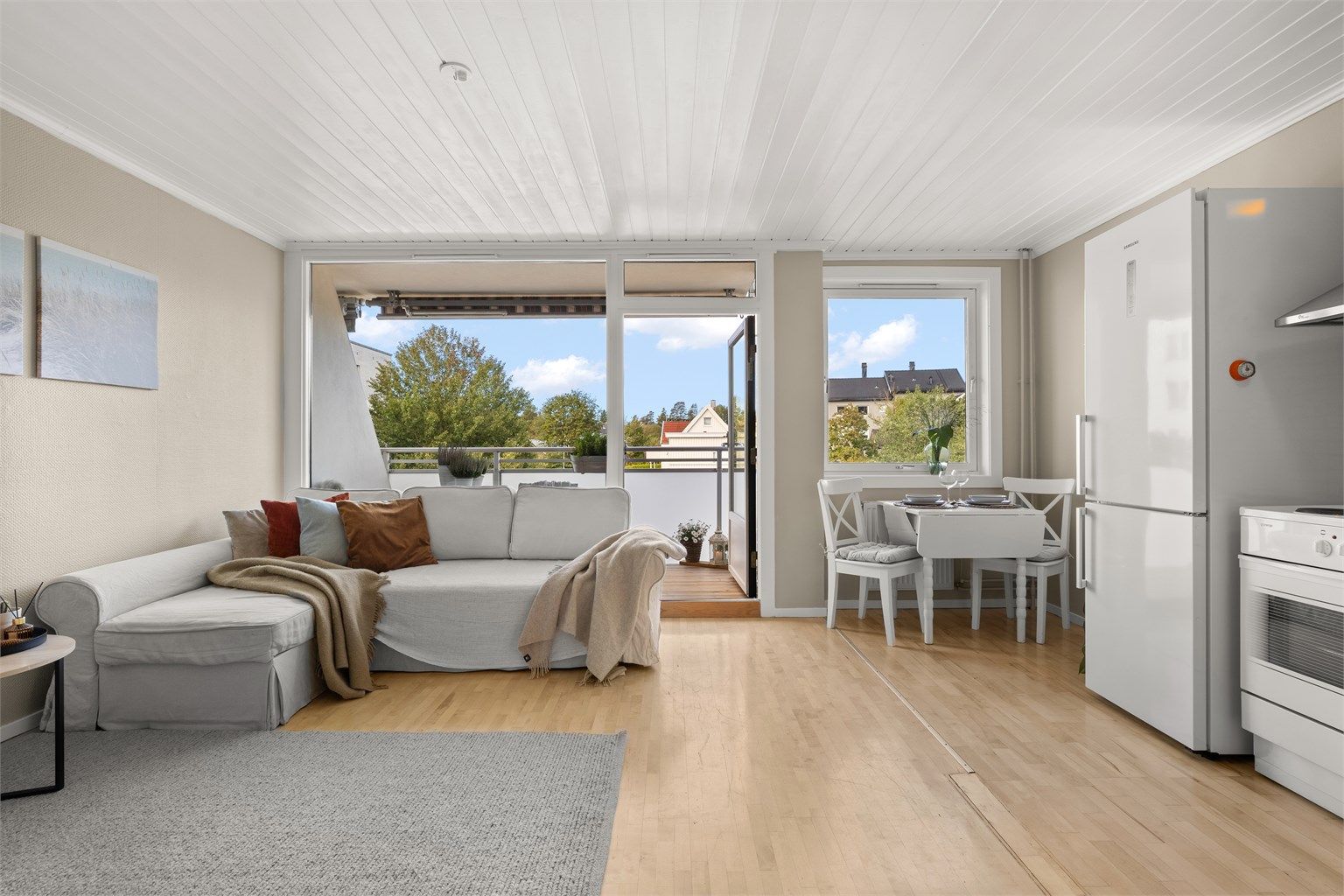 Stuen har en åpen og luftig løsning med plass til både sofagruppe, spisebord og TV-møblement.