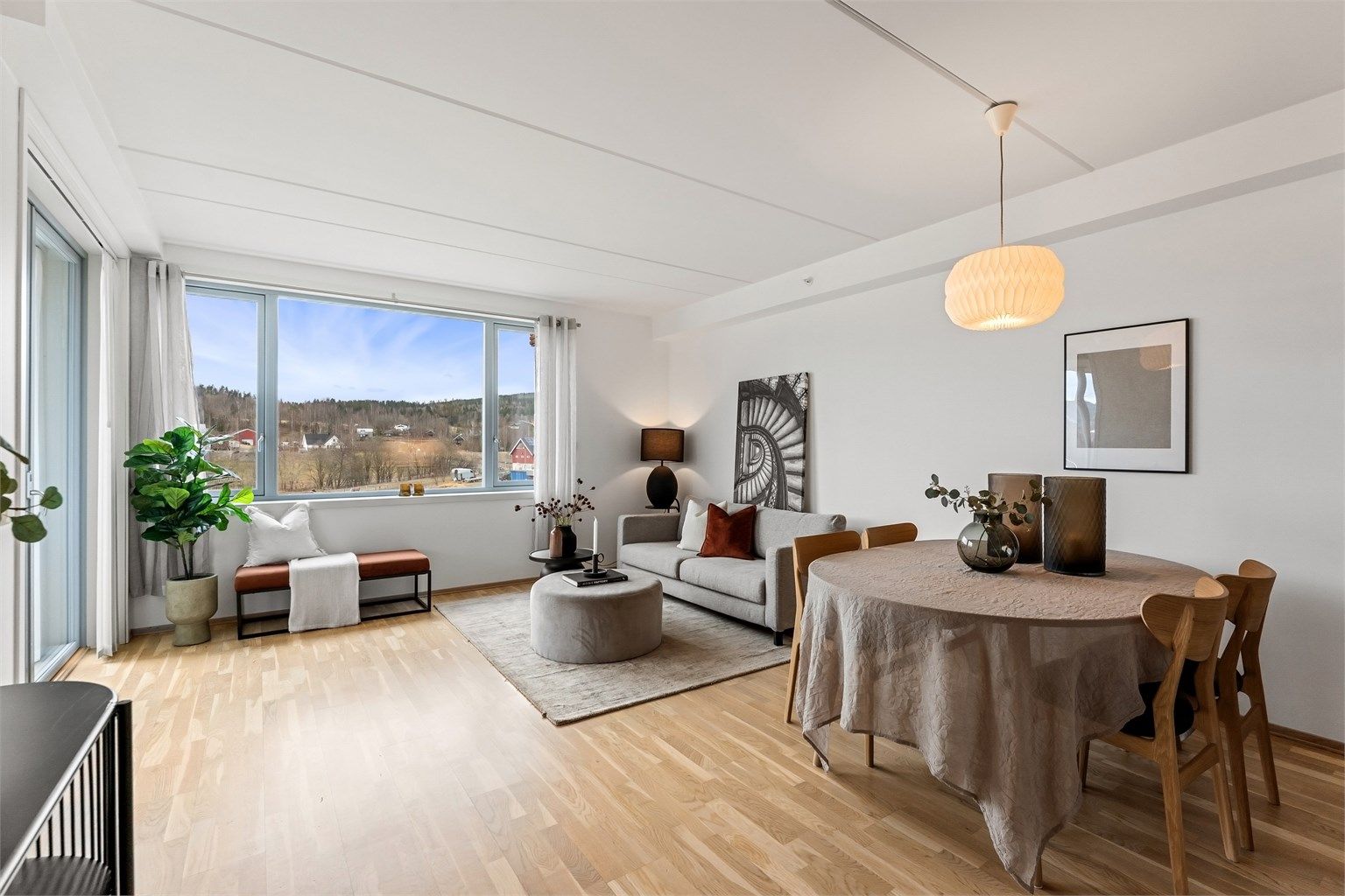 Leiligheten har en stor og lys stue med gode møbleringsmuligheter og flott romfølelse