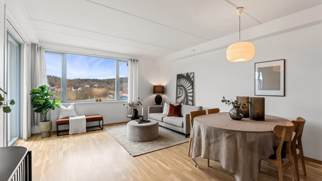 Leiligheten har en stor og lys stue med gode møbleringsmuligheter og flott romfølelse