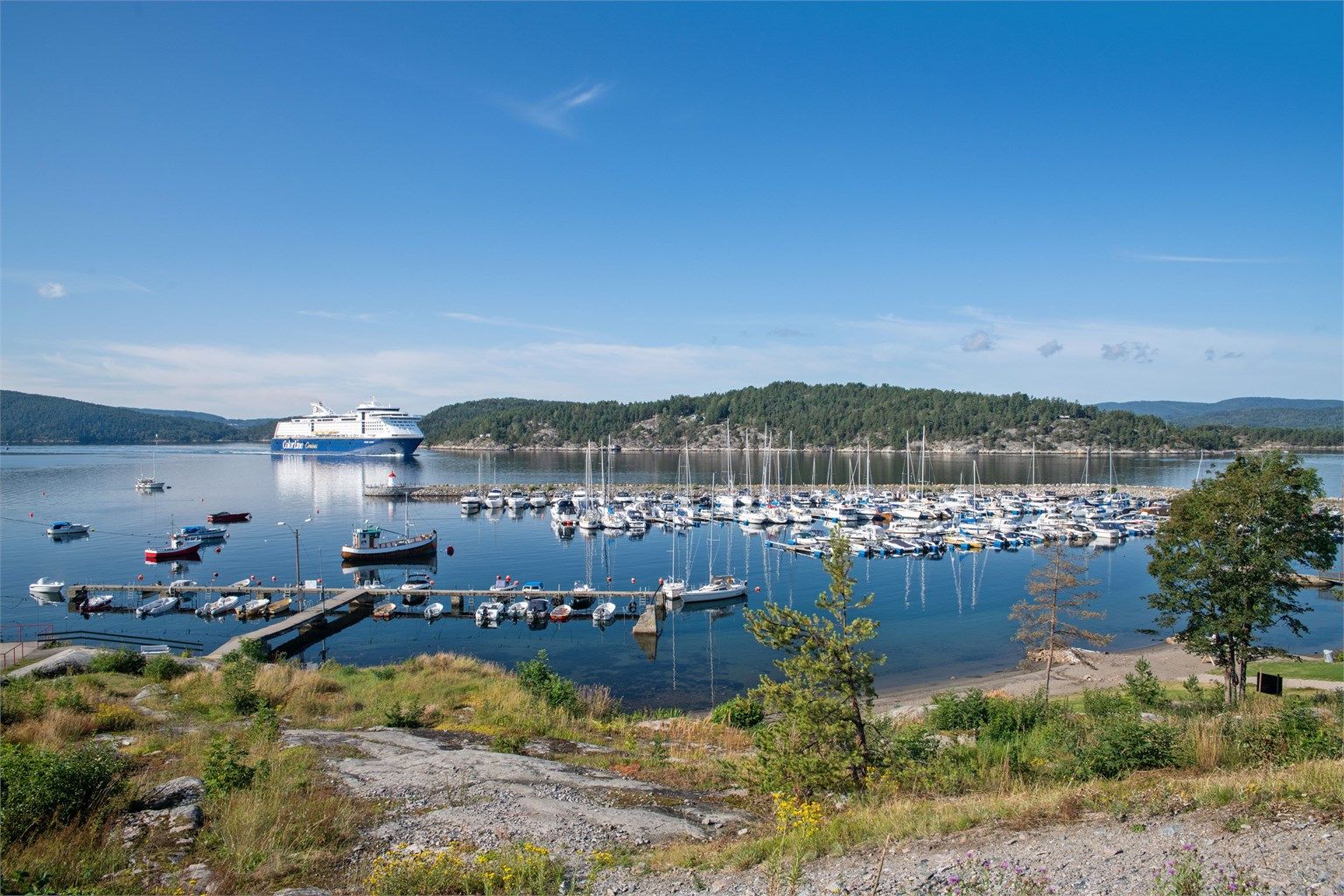 Omtrent 10 minutters gange til den populære badestranden på Fagerstrand og tilhørende båthavn.