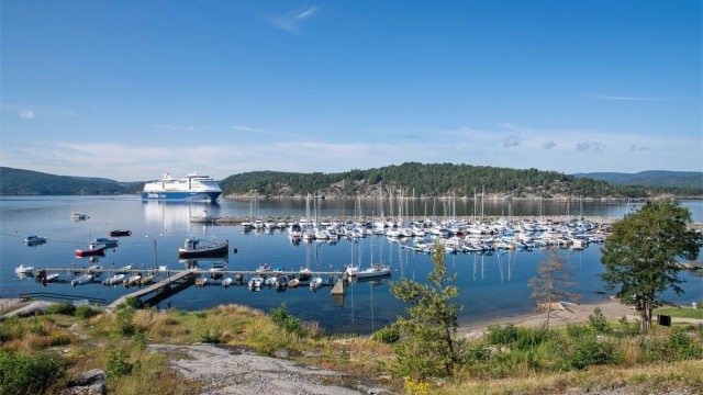 Omtrent 10 minutters gange til den populære badestranden på Fagerstrand og tilhørende båthavn.