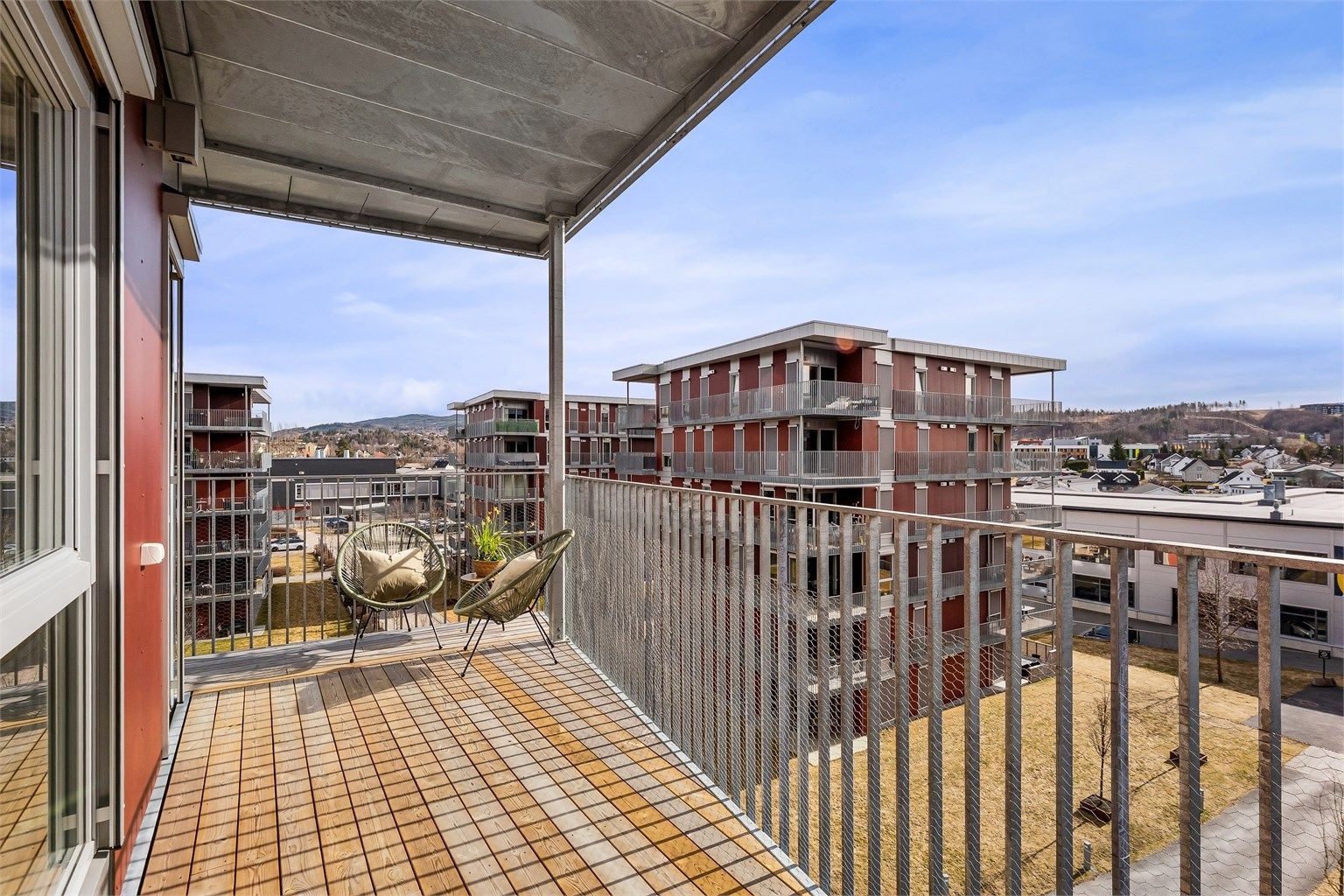 Den romslige terrassen gir en fin forlengelse av stuen og har god plass til utemøbler.