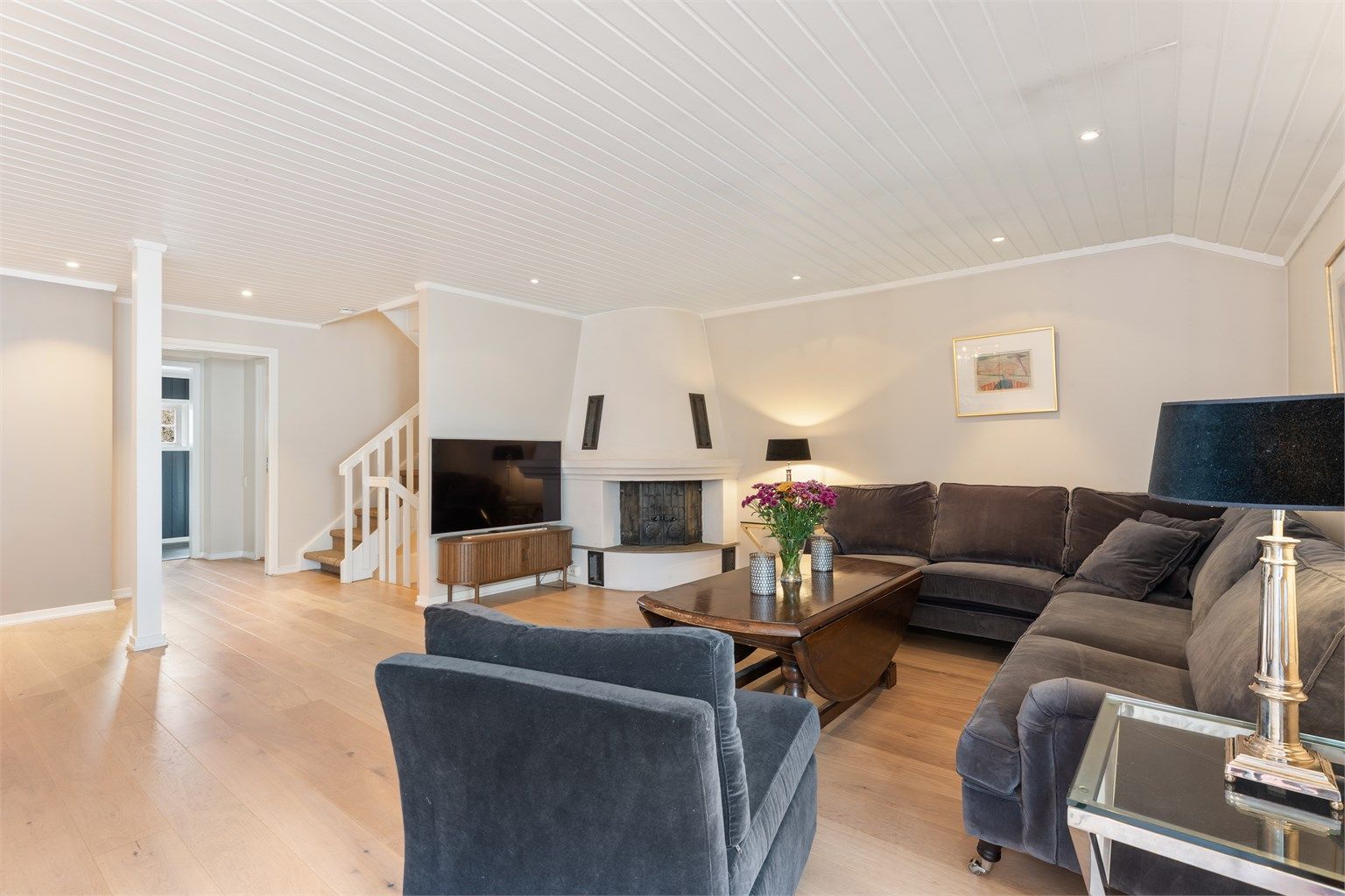 Trapperommet er sentralt plassert og binder boligens tre plan sammen på en effektiv måte.